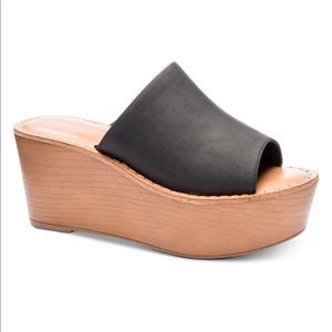 Chinese Laundry Waverly Platform Wedges in black